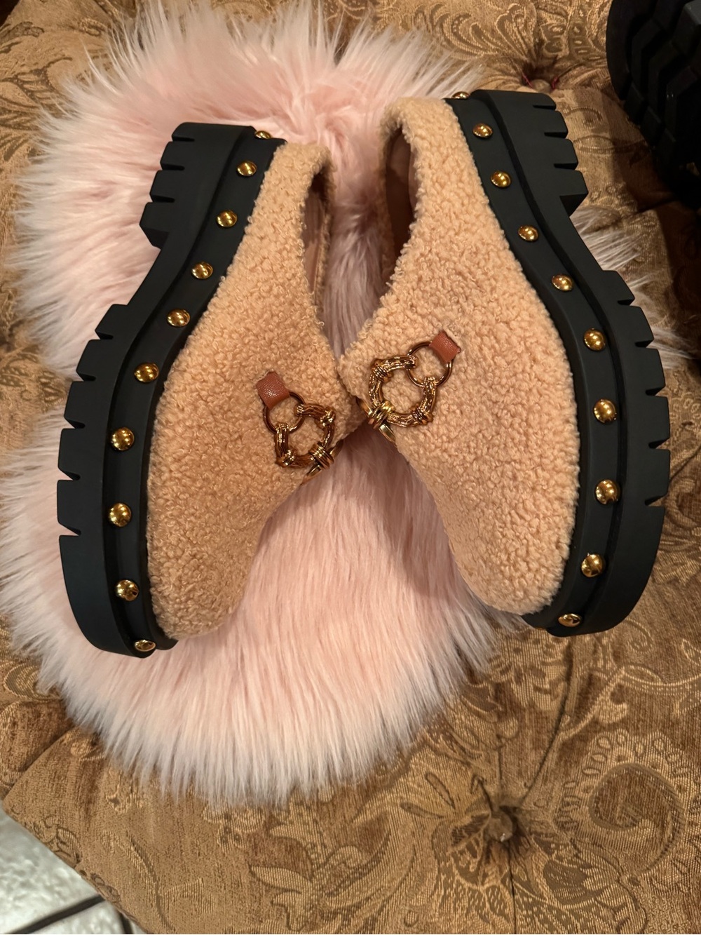 Circus by Sam Edelman Tan Sherpa Slip-On Mules with Gold Chain - Picture 2 of 4